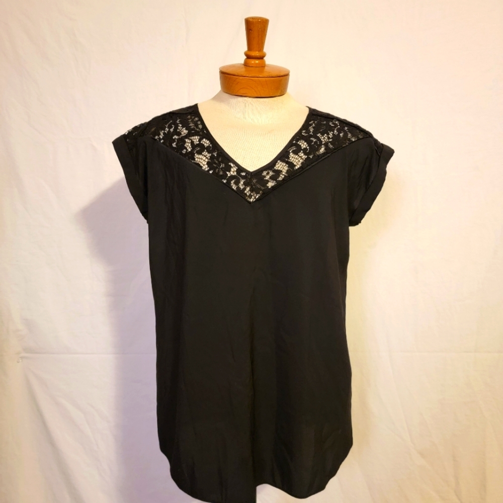 🪧...Lace Shoulder Top...🪧